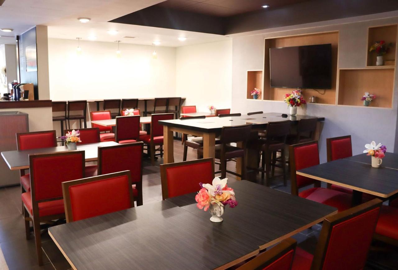 Holiday Inn Express Cedar Rapids - Collins Road By Ihg Zewnętrze zdjęcie