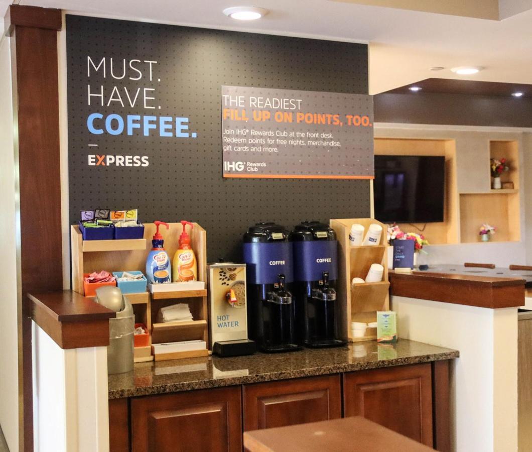 Holiday Inn Express Cedar Rapids - Collins Road By Ihg Zewnętrze zdjęcie
