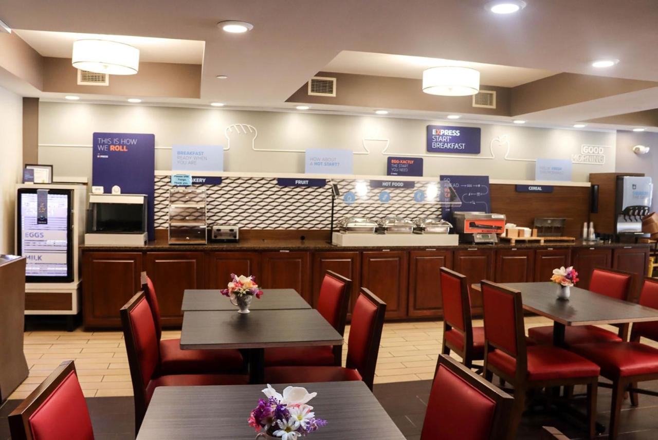 Holiday Inn Express Cedar Rapids - Collins Road By Ihg Zewnętrze zdjęcie